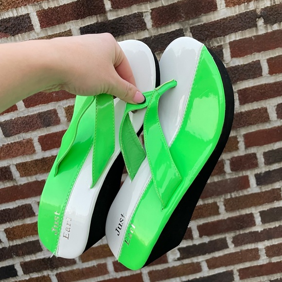 Neon green and white thong sandal, with wedge heel - size 10 - Picture 3 of 7